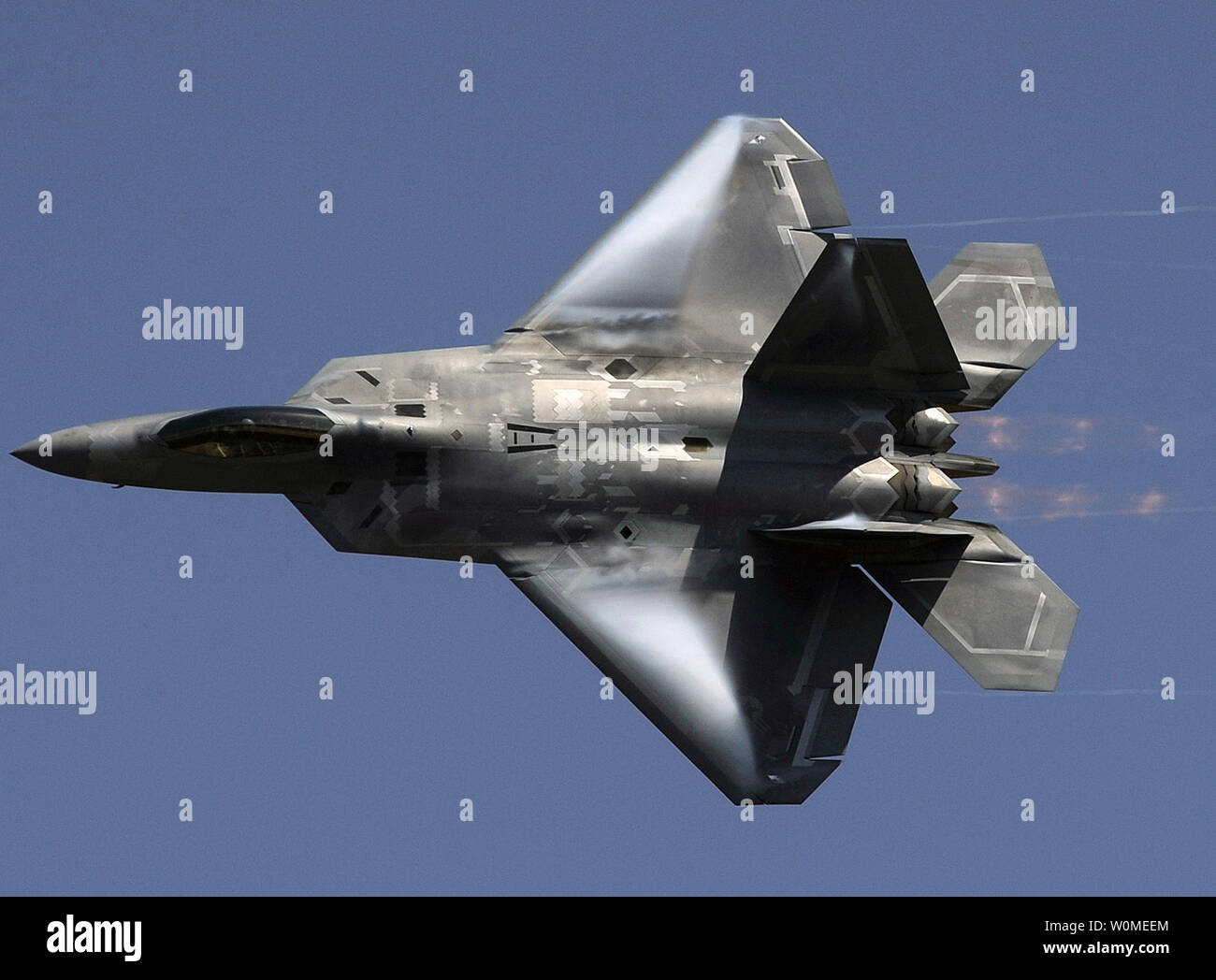 Maj. Dave Skalicky, eine F-22 Raptor Demonstration Pilot, schwebt über der Menge in die Luft Macht über Hampton Roads air show in Langley Air Force Base, Virginia am 26. April 2009. Diese jährliche Open House hilft, die Öffentlichkeit über die Luftwaffe erziehen und zeigt Wertschätzung für die lokale Gemeinschaft. (UPI Foto/Vernon Junge/US Air Force) Stockfoto