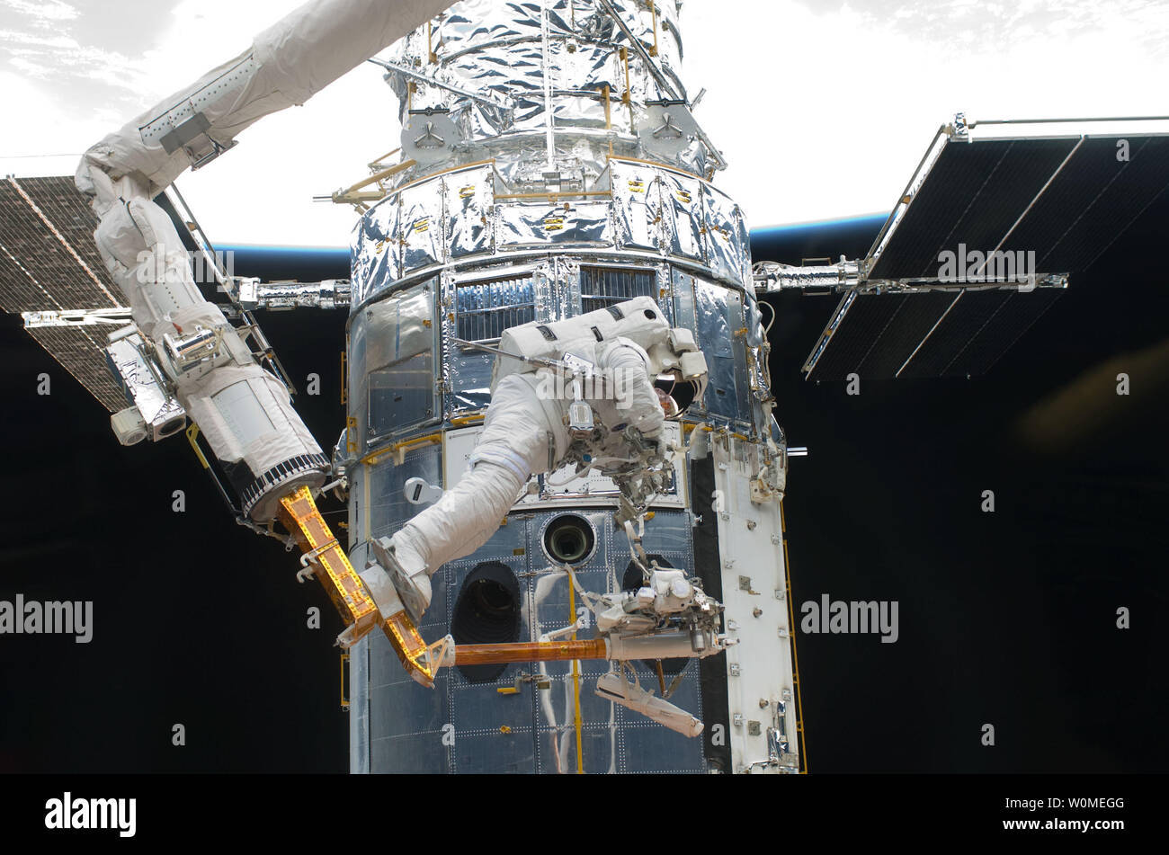 In diesem NASA Foto astronaut Andrew Feustel, Mission Specialist, führt die Arbeiten an dem Hubble Space Teleskop als der erste von fünf STS-125 Außenbordeinsätze weg tritt die Arbeit einer Woche auf der Umlaufbahn Sternwarte, 14. Mai 2009. Feustel, teamed mit Astronauten John Grunsfeld (Frame), der Veteran spacewalker auf zwei der verbleibenden vier Sitzungen der Extra Vehicular Activity später in der Mission. (UPI Foto/NASA) Stockfoto