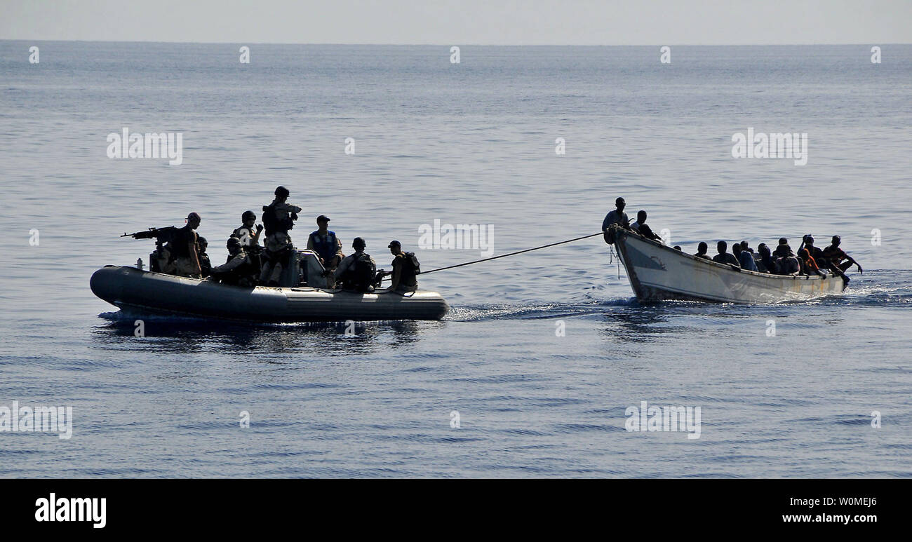 Mitglieder des Besuchs, Board, Suche, und Beschlagnahme Team aus der Geführten-missile Cruiser USS Lake Champlain (CG57) Abschleppen eines fahruntüchtigen skiff Durchführung 52 somalische Migranten im Golf von Aden am 24. Mai 2009. Die skiff in Angst war von Lake Champlain Hubschrauberpiloten beschmutzt, während der Bereich patrouillieren. (UPI Foto/Daniel Barker/U.S. Marine) Stockfoto