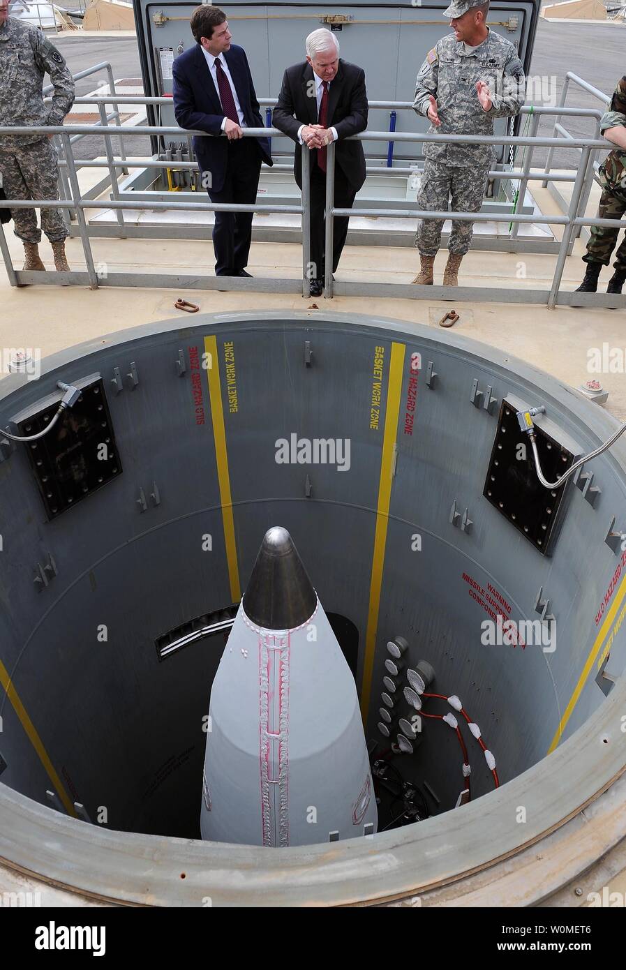 Senator Mark Begich (D-AK) (2 L) und Verteidigungsminister Robert M. Gates (3 L) hören Sie ein Briefing auf einem Boden- Interceptor missile Silo im Fort Greeley, Alaska und am 1. Juni 2009. Gates ist touring Raketenabwehr in Alaska. (UPI Foto/Jerry Morrison/U.S. Air Force) Stockfoto