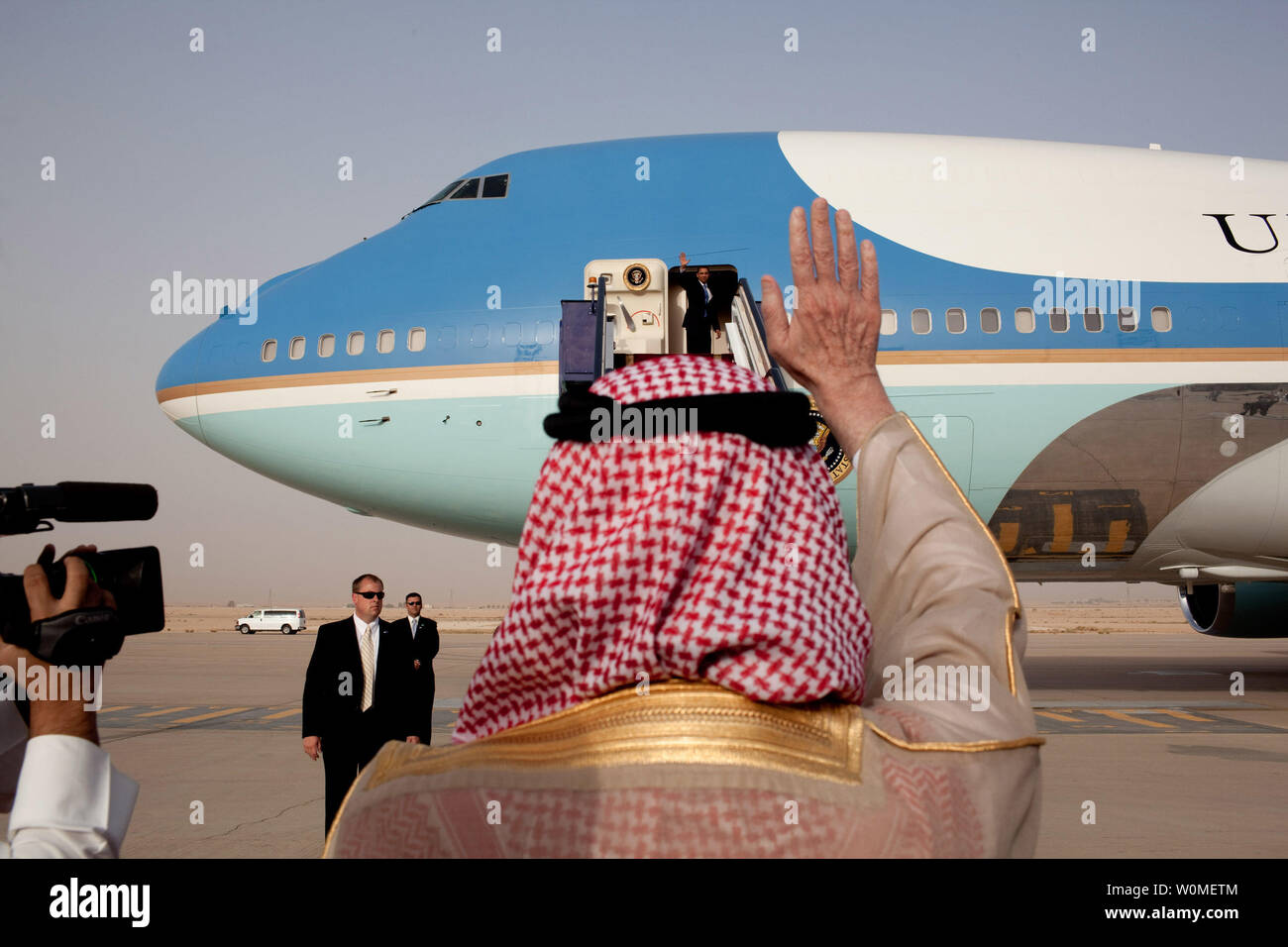 Präsident Barack Obama wellen Abschied von den Schritten der Air Force One, als er King Khalid International Airport in Riad, Saudi-Arabien auf dem Weg nach Kairo, Ägypten, 4. Juni 2009 fährt. (UPI Foto/Pete Souza / Weiße Haus) Stockfoto