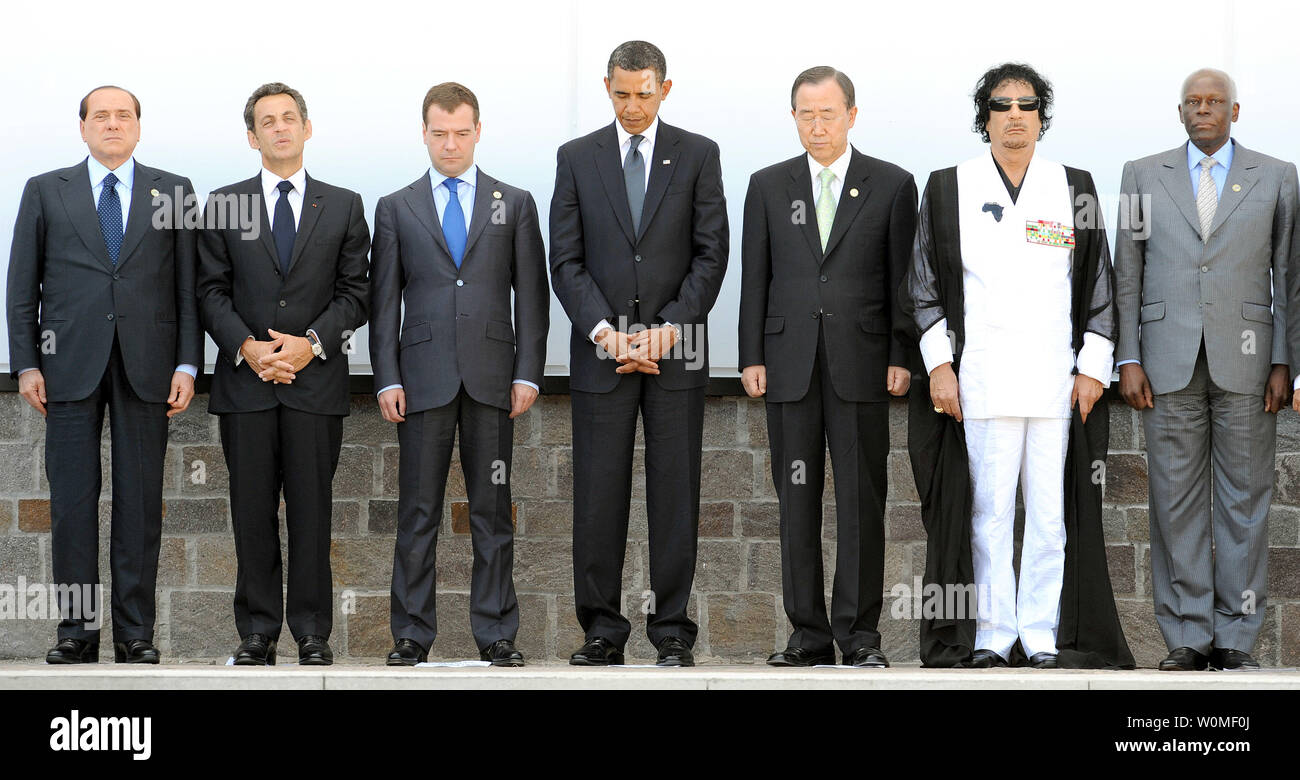 (L - R) Ministerpräsident Silvio Berlusconi, der französische Präsident Nicolas Sarkozy, der russische Präsident Dmitri Medwedew hat US-Präsident Barack Obama, UN-Generalsekretär Ban Ki-Moon, der Afrikanischen Union Präsident libyschen Staatschef Muammar Gaddafi und der angolanische Präsident Eduardo dos Santos Jos sind am letzten Arbeitstag des G8 (Gruppe der Acht) Gipfel in L'Aquila, Italien am 10. Juli 2009 gezeigt, vor der Enthüllung der Gedenktafel zur Erinnerung an das Erdbeben in der Hauptplatz der Guardia di Finanza Inspektoren Schule, wo der Gipfel stattfand. (UPI Foto/Ettore Ferrari/G8 Website) Stockfoto