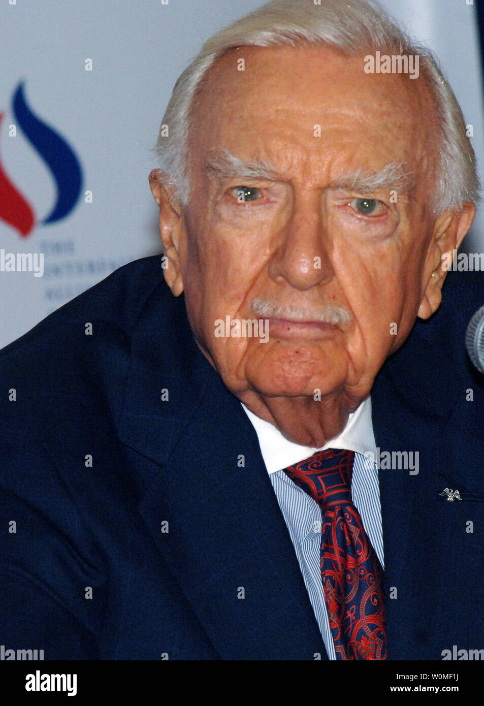 Journalist und CBS-Anchorman Walter Cronkite, in einem November 1, 2006 file Photo, starb im Alter von 92 Jahren in New York am 17. Juli 2009. (UPI Foto/Ezio Petersen/Datei) Stockfoto