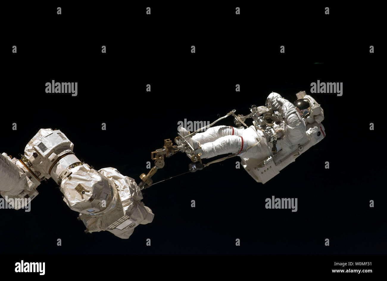 Dieser NASA Bild von den Astronauten an Bord des Space Shuttle STS-127 Enedeavour show Astronaut Dave Wolf seinen zweiten Außenbordeinsatz der Mission festgelegt, fünf insgesamt, während er weiterhin auf der Internationalen Raumstation zu arbeiten. Astronauten Wolf und Tom Marshburn (aus dem Frame), beide mission Specialists, erfolgreich übertragen ein Ersatzteil KU-Band Antenne zur langfristigen Lagerung auf der Raumstation, zusammen mit einem Backup Kühlsystem pumpenmodul und ein Reservelaufwerk Motor für Roboterarm Transporter der Station, 20. Juli 2009. Bemühen und Ihr 7-Mann Crew sind auf einer 16-tägigen Service Mission an die I Stockfoto