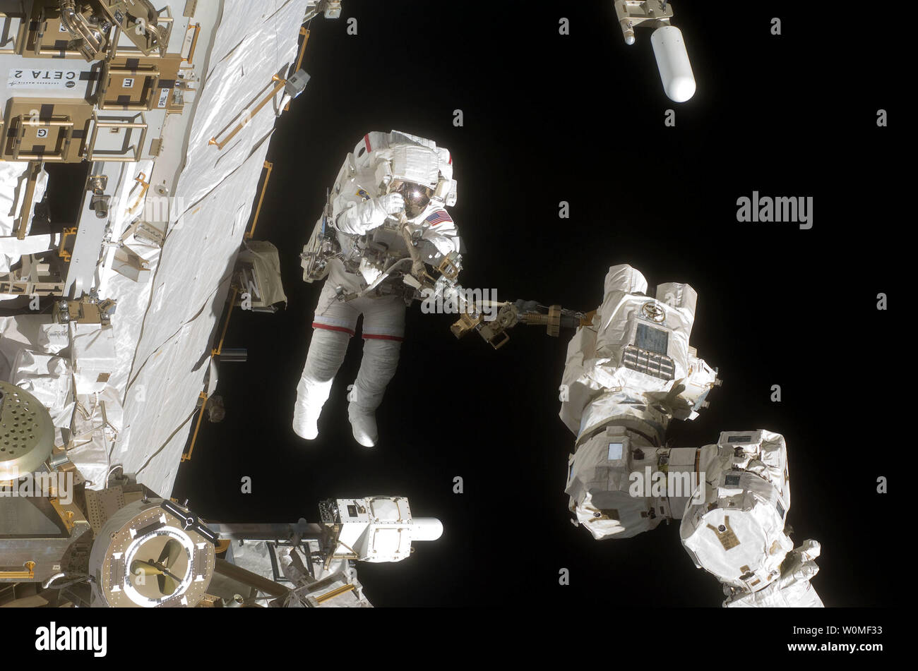 Dieser NASA Bild von den Astronauten an Bord des Space Shuttle STS-127 Enedeavour show Astronaut Dave Wolf seinen zweiten Außenbordeinsatz der Mission festgelegt, fünf insgesamt, während er weiterhin auf der Internationalen Raumstation zu arbeiten. Astronauten Wolf und Tom Marshburn (aus dem Frame), beide mission Specialists, erfolgreich übertragen ein Ersatzteil KU-Band Antenne zur langfristigen Lagerung auf der Raumstation, zusammen mit einem Backup Kühlsystem pumpenmodul und ein Reservelaufwerk Motor für Roboterarm Transporter der Station, 20. Juli 2009. Bemühen und Ihr 7-Mann Crew sind auf einer 16-tägigen Service Mission an die I Stockfoto