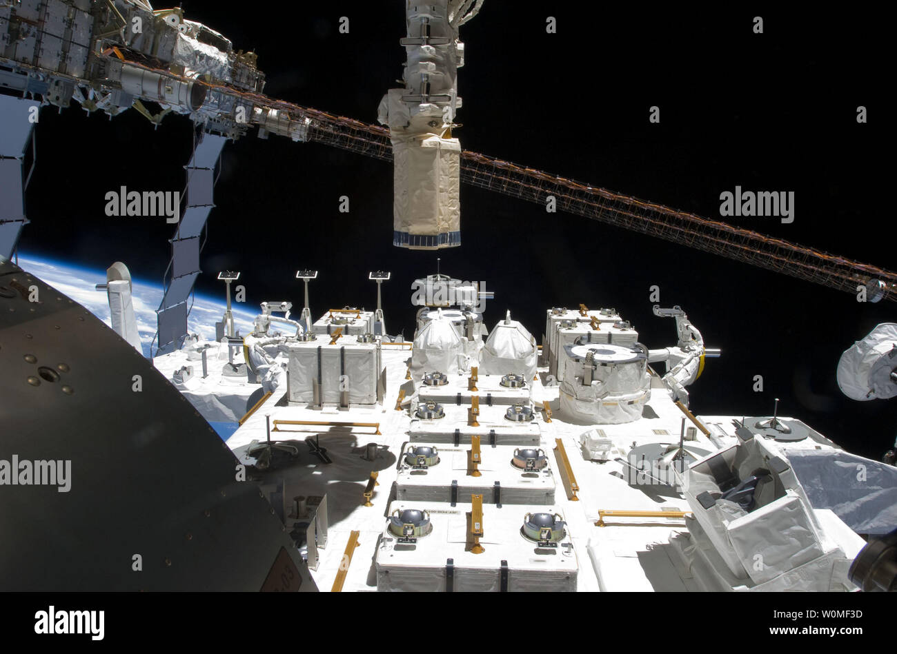 Dieses Bild zeigt die japanische Experimentmodul ausgesetzt, da es sieht von innen Kibo. Die japanische Experimentmodul oder JEM, Kibo genannt, das bedeutet "Hoffnung" in Japanisch, ist Japans erste menschliche Raum und verbessert die einzigartigen Forschungskapazitäten der Internationalen Raumstation, 25. Juli 2009. Die Anlage installiert wurde durch die STS-127 Crew Wer ist auf einer 13-tägigen Service Mission zur Internationalen Raumstation (UPI Foto/NASA) Stockfoto