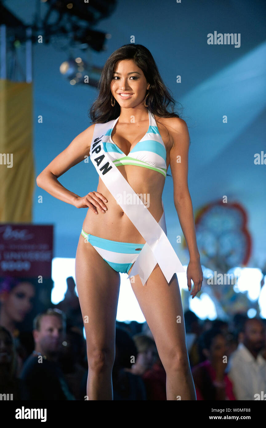 Des emirs Miyasaka, Miss Japan 2009, stellt in ihrer BSC Bademode im  Atlantis, Paradise Island auf den Bahamas am 9. August 2009. Sie wird an  der Seite von 84 Kandidaten bewerben sich