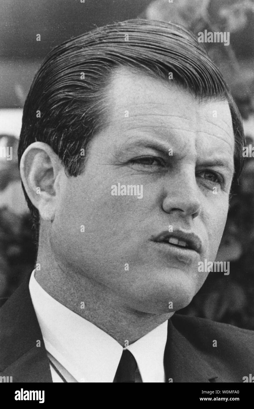 Senator Edward "Ted" Kennedy, D-MA, starb in seinem Haus in Cape Cod, Massachusetts, nach einem Jahr - lange Schlacht gegen Gehirn Krebs am 25. August 2009. Kennedy während einer Nationalen im Fernsehen übertragenen Rede an die Nation am 15. Juni 1968, dankte dem Volk der Vereinigten Staaten für die Unterstützung nach seinem Bruder Senator Robert Kennedy ermordet wurde. UPI/Dateien Stockfoto