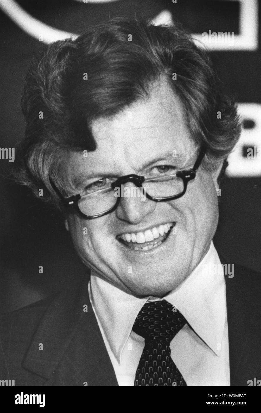 Senator Edward "Ted" Kennedy, D-MA, starb in seinem Haus in Cape Cod, Massachusetts, nach einem Jahr - lange Schlacht gegen Gehirn Krebs am 25. August 2009. Ein lächelndes Kennedy Adressen der Massachusetts Bar Association in ihrer Sitzung am Parker House am 28. September 1979. UPI/Dateien Stockfoto