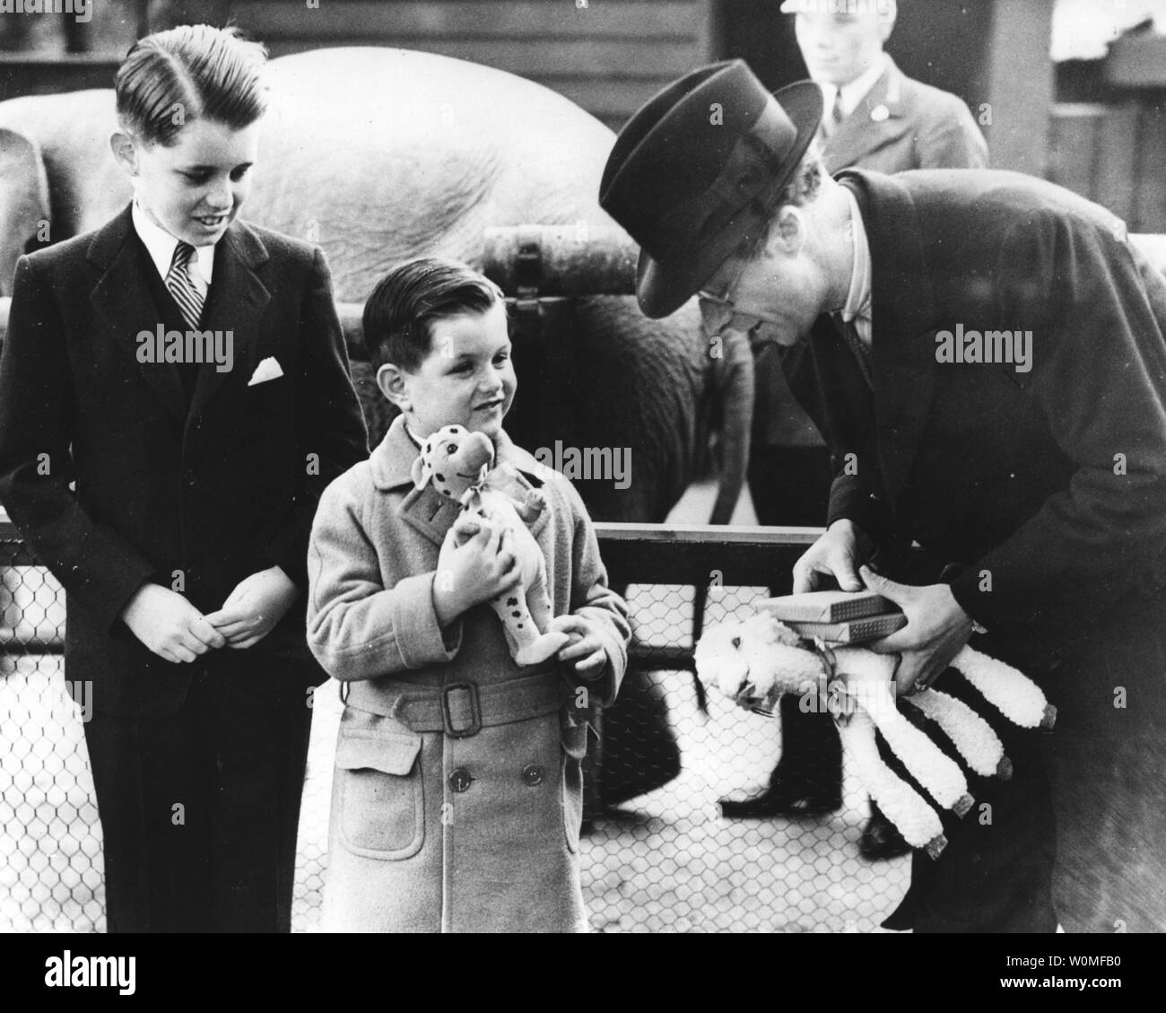 Senator Edward "Ted" Kennedy, D-MA, starb in seinem Haus in Cape Cod, Massachusetts, nach einem Jahr - lange Schlacht gegen Gehirn Krebs am 25. August 2009. Teddie und Bobbie Kennedy erhalten, Plüschtiere und andere Souvenirs von Julian Huxley, Sekretär der Londoner Zoo Children's Zoo am 9. Juni 1938. UPI/Dateien Stockfoto