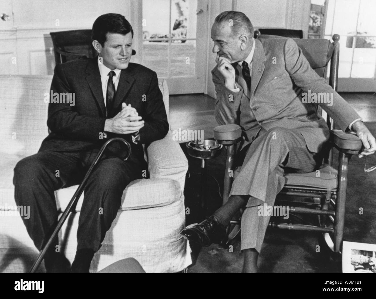 Senator Edward "Ted" Kennedy, D-MA, starb in seinem Haus in Cape Cod, Massachusetts, nach einem Jahr - lange Schlacht gegen Gehirn Krebs am 25. August 2009. Senator Edward Kennedy (mit Zuckerrohr) fordert Präsident Lyndon Baines Johnson im Weißen Haus am 5. Januar 1975. UPI/Dateien Stockfoto