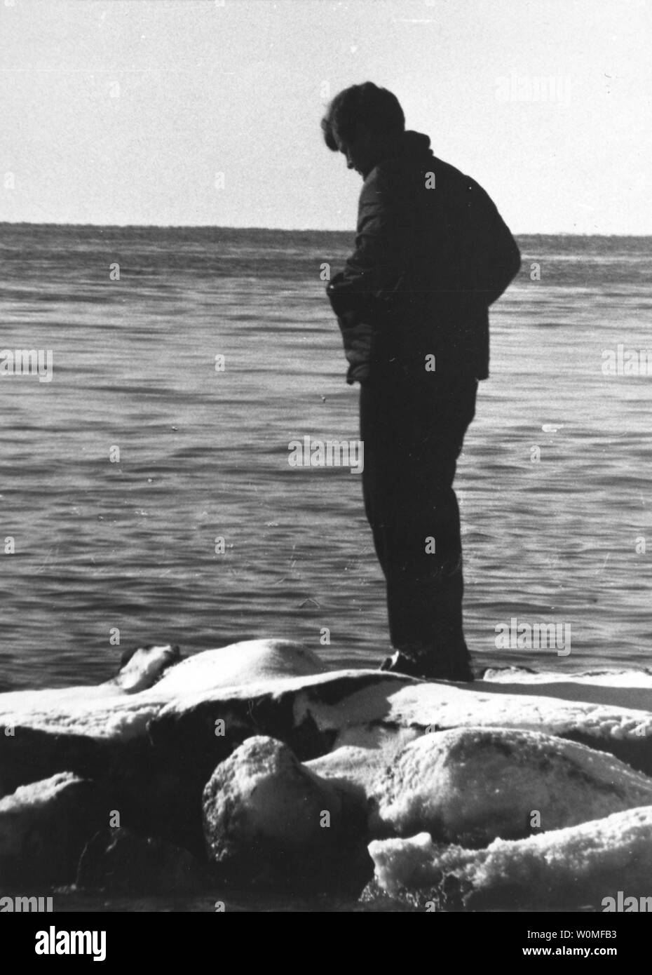 Senator Edward "Ted" Kennedy, D-MA, starb in seinem Haus in Cape Cod, Massachusetts, nach einem Jahr - lange Schlacht gegen Gehirn Krebs am 25. August 2009. Senator Edward M. Kennedy scheint tief in Gedanken versunken zu sein, während er auf den felsigen Strand vor seiner Squaw Insel zu Hause am 8. Januar 1970 steht, mit Meerblick. UPI/Dateien Stockfoto