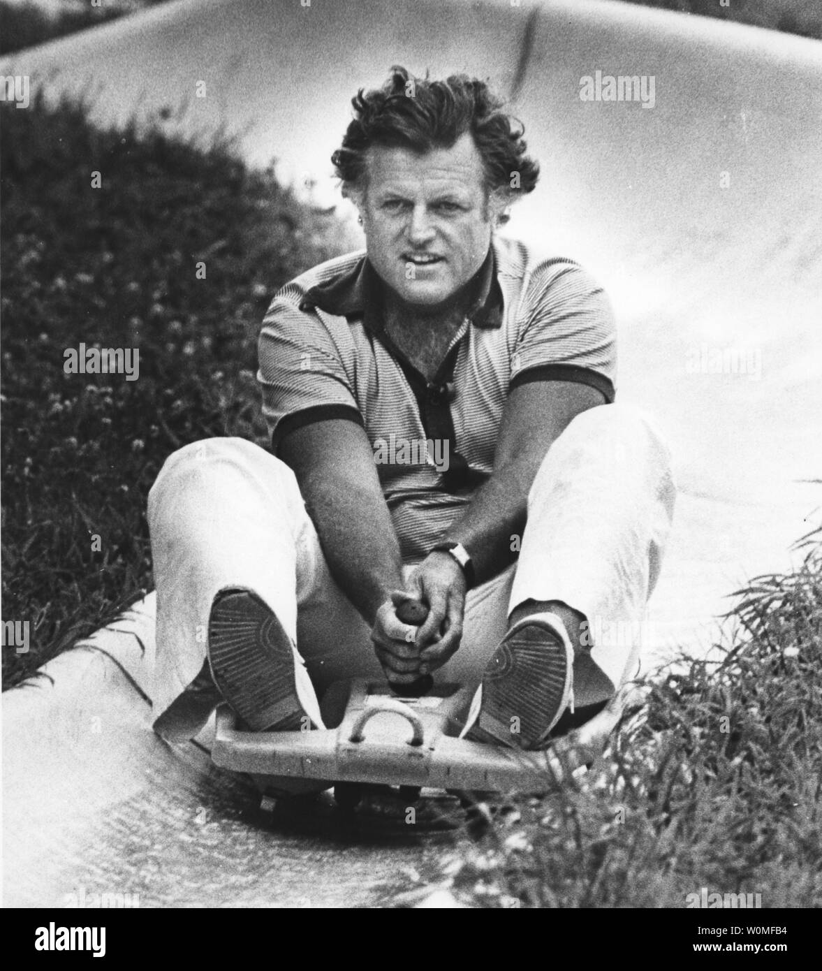 Senator Edward "Ted" Kennedy, D-MA, starb in seinem Haus in Cape Cod, Massachusetts, nach einem Jahr - lange Schlacht gegen Gehirn Krebs am 25. August 2009. Senator Edward M. Kennedy Manöver seine Rolle Schlitten, wie er unten kommt die 380-Fuß-Anschluss am Mt. Tom's Alpine Slide in Holyoke am 7. August 1979. UPI/Dateien Stockfoto