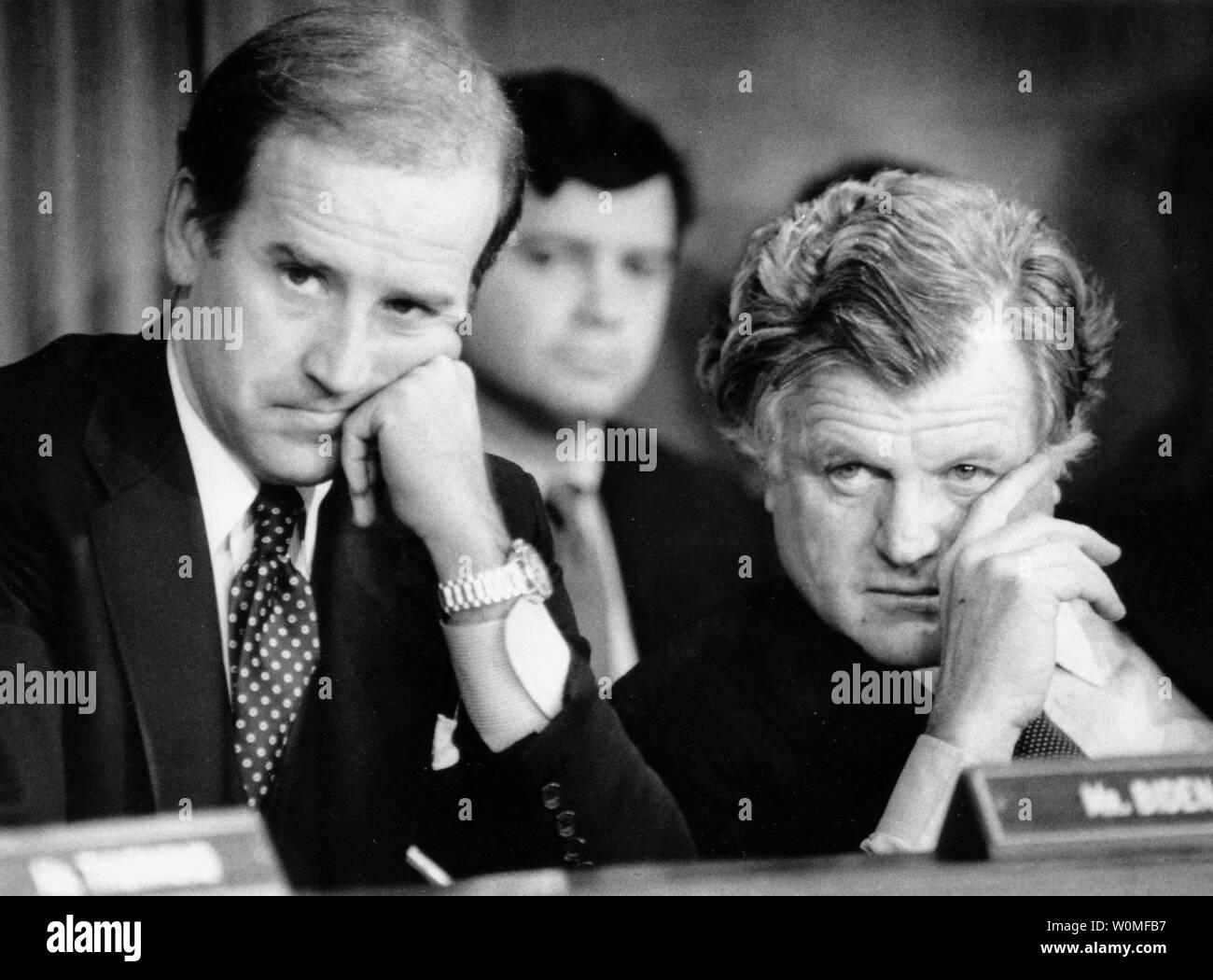 Senator Edward "Ted" Kennedy, D-MA, starb in seinem Haus in Cape Cod, Massachusetts, nach einem Jahr - lange Schlacht gegen Gehirn Krebs am 25. August 2009. Senator Joseph Biden D-Delaware (L) und Senator Edward Kennedy D-Massachusetts an einem Senat Judiaciary Sitzung des Ausschusses am 5. Februar 1985. UPI/Tim Clary/Dateien Stockfoto