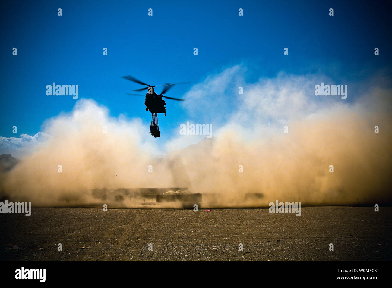 Ein U.S. Army CH-47 Chinook Hubschrauber Ansätze der Landezone zu Drop-off liefert für die Soldaten, die auf der COP Tangi in der Provinz Wardak in Afghanistan am 2. September 2009. UPI/Teddy Wade/U.S. Armee Stockfoto