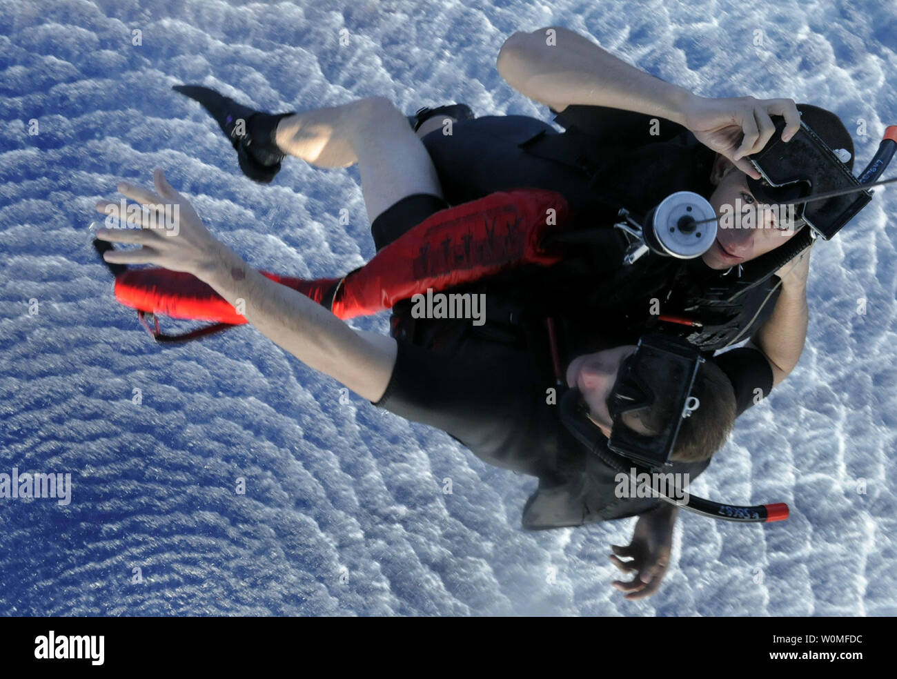 U.S. Navy Bootsmann Mate Seemann Robert Chittenden und Naval Air Crewman 2. Klasse Karl Stiglbauer sind in eine SH-60F Seahawk Hubschrauber während einer Übung im Pazifischen Ozean am 22. September 2009 gehisst. UPI/Cynthia Griggs/U.S. Marine Stockfoto