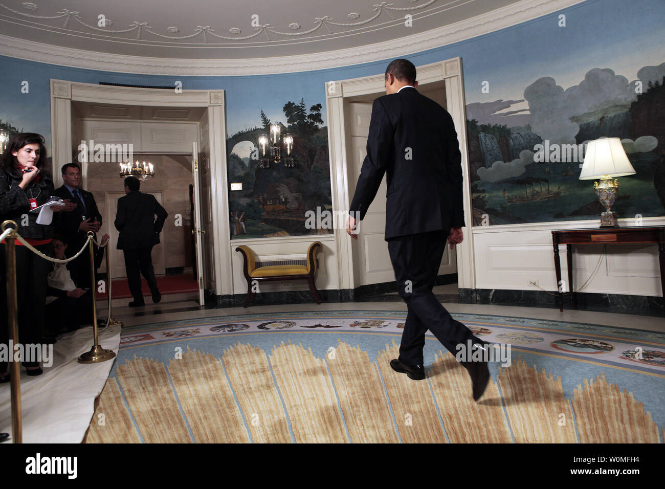 Us-Präsident Barack Obama fährt nach der Unterzeichnung des Ryan White, HIV/AIDS-Behandlung Extension Act von 2009 in der Diplomatischen Zimmer des Weißen Hauses in Washington am 30. Oktober 2009. Die Akte ist die größte staatlich finanziertes Programm für Menschen, die mit HIV/AIDS in den USA zu Ehren von Ryan White, ein Jugendlicher, der Hilfen durch eine verdorbene Hämophilie Behandlung in 1984 abgeschlossen und wurde ein bekannter Fürsprecher für die AIDS-Forschung und Sensibilisierung, bis zu seinem Tod am 8. April 1990 genannt wurde. Stockfoto