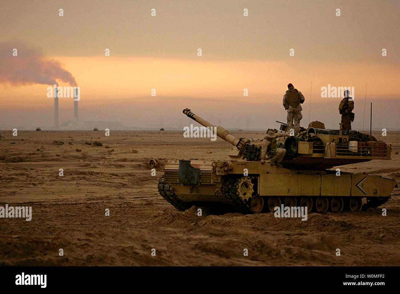Tank Besatzungsmitglieder mit der Firma G, Bataillon Landung Team 2/4, mit der 11 Marine Expeditionary Unit bereitgestellt haben ihre Tanks in einem offenen Bereich, in Bubiyan Insel, Kuwait am 21. November 2009 aufgestellt. UPI/Jeffrey Belovarac/U.S. Marine Corps Stockfoto