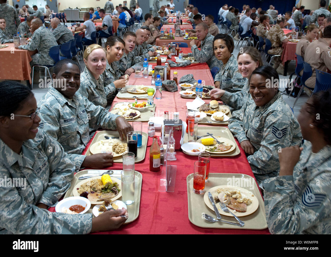 Us Air Force Piloten sammeln für eine Thanksgiving Mahlzeit während im Südwesten Asien zur Unterstützung der Operationen Iraqi Freedom und Enduring Freedom eingesetzt. UPI/Robert Barney/USAF Stockfoto