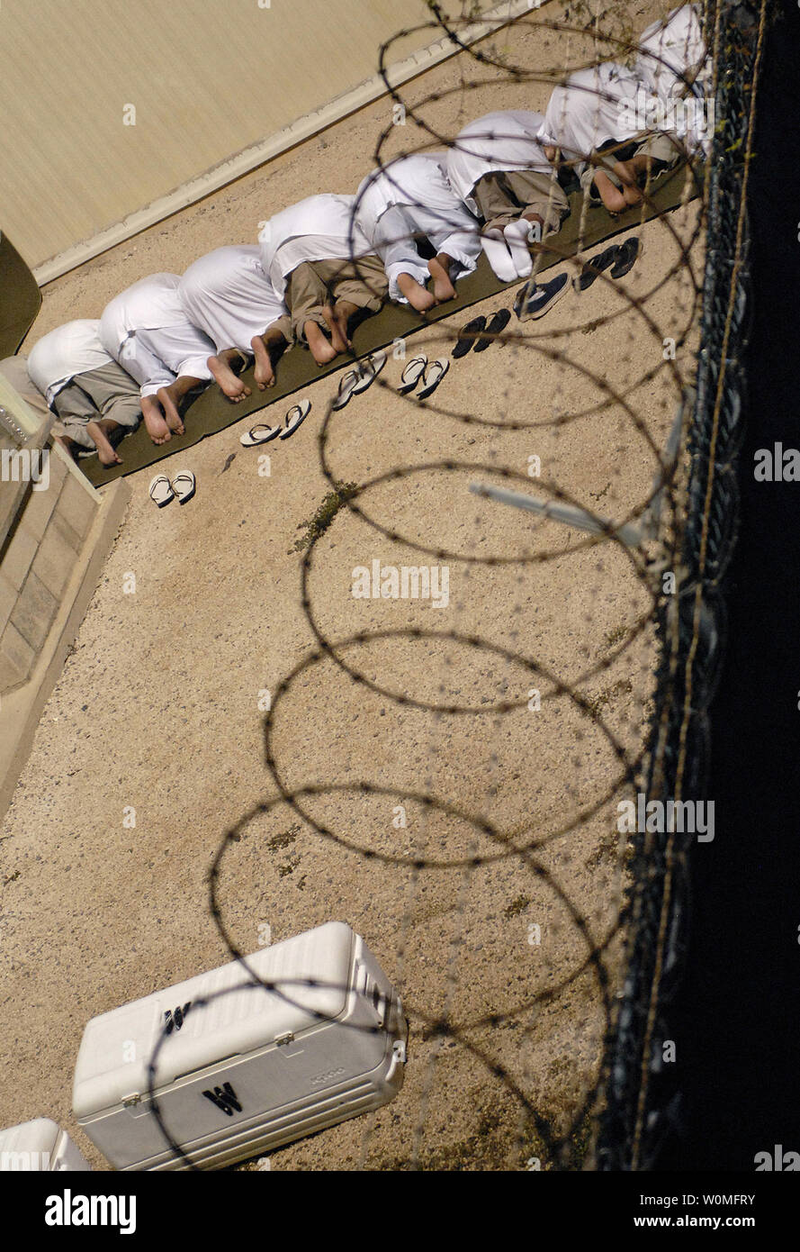 Eine Gruppe von Gefangenen in der Joint Task Force Guantanamo (JTF) Bogen und die Stirn auf den Boden berühren, da sie morgen Gebet vor Sonnenaufgang in Camp Delta am 28. Oktober 2009 zu beachten. Häftlinge in der Jtf sind die Gelegenheit, fünf Mal am Tag zu beten und das Gebet sind Teppiche und Kopien des Quran. UPI/Marcos T. Hernandez/U.S. Marine Stockfoto