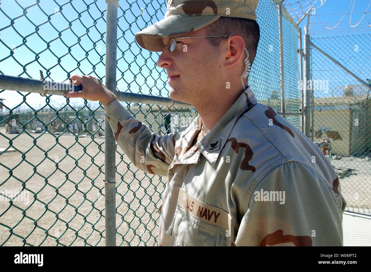 Marine Petty Officer 3rd Class Kurtis Hogdin, einer Luftfahrt strukturellen Mechaniker mit der Joint Task Force Guantanamo Marine Expeditionary Wachbataillon, steht sie im Camp 4, Teil des JTF Guantanamo am 7. Dezember 2009. UPI/Emily Greene/U.S. Armee Stockfoto