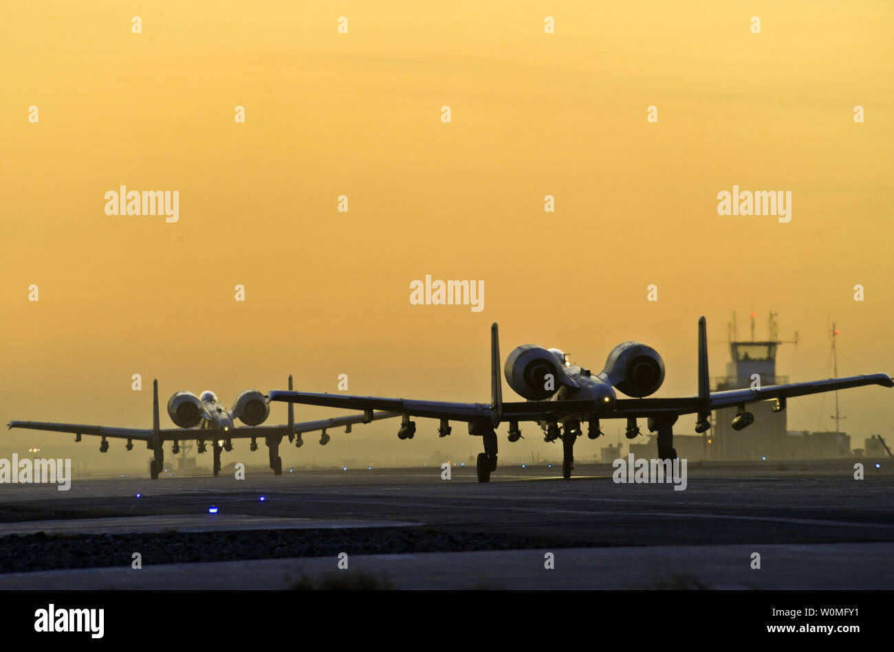 Ein paar A-10 C Thunderbolts aus der 354 Expeditionary Jagdgeschwader Taxi hinunter die Start- und Landebahn am Flugplatz Kandahar, Afghanistan am 27. Dezember 2009. UPI/Efren Lopez/U.S. Air Force Stockfoto