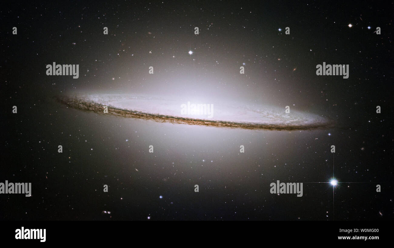 Dieser 4. Mai 2005 NASA-Kombination Bild durch die Kombination von Bildern aus dem Spitzer Space Telescope und das Hubble Space Teleskope erstellt zeigt die Messier 104, gemeinhin als den Sombrero Galaxie bekannt. UPI/NASA Stockfoto