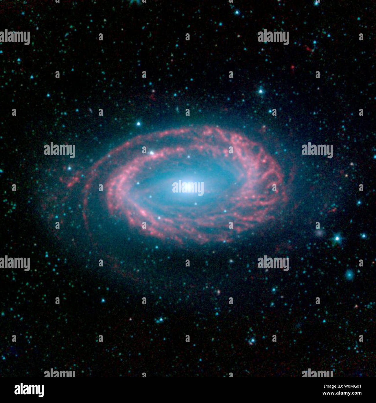August 25, 2003 NASA-Weltraumteleskop Spitzer Bild zeigt die Galaxie NGC 4725. UPI/NASA Stockfoto
