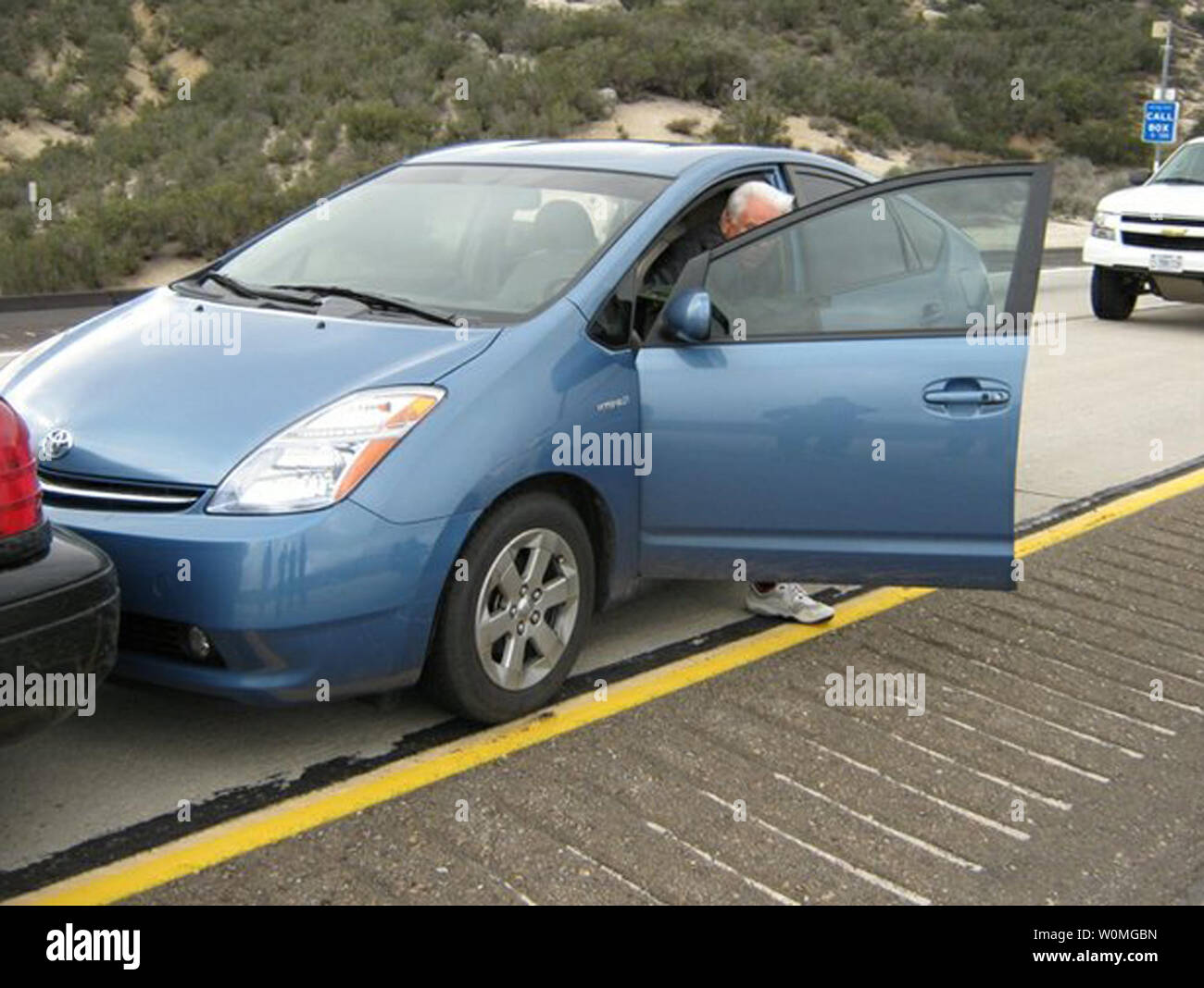 Diese Beweise Fotos von der California Highway Patrol (CHP) am 8. März 2010, zeigen die Prius vom James Sikes auf der Interstate 8. Sikes behauptete, dass das Gaspedal klemmt und er konnte nicht das Fahrzeug anhalten. Kwk hilft, die runaway Auto Stop durch Ziehen vor und führt sie aus. Polizei dokumentiert Anzeichen von starkem Bremsen und eine intakte Bodenmatte. UPI/California Highway Patrol Stockfoto