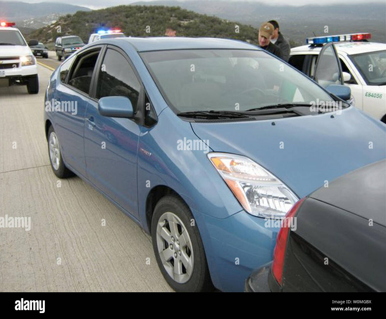 Diese Beweise Fotos von der California Highway Patrol (CHP) am 8. März 2010, zeigen die Prius vom James Sikes auf der Interstate 8. Sikes behauptete, dass das Gaspedal klemmt und er konnte nicht das Fahrzeug anhalten. Kwk hilft, die runaway Auto Stop durch Ziehen vor und führt sie aus. Polizei dokumentiert Anzeichen von starkem Bremsen und eine intakte Bodenmatte. UPI/California Highway Patrol Stockfoto
