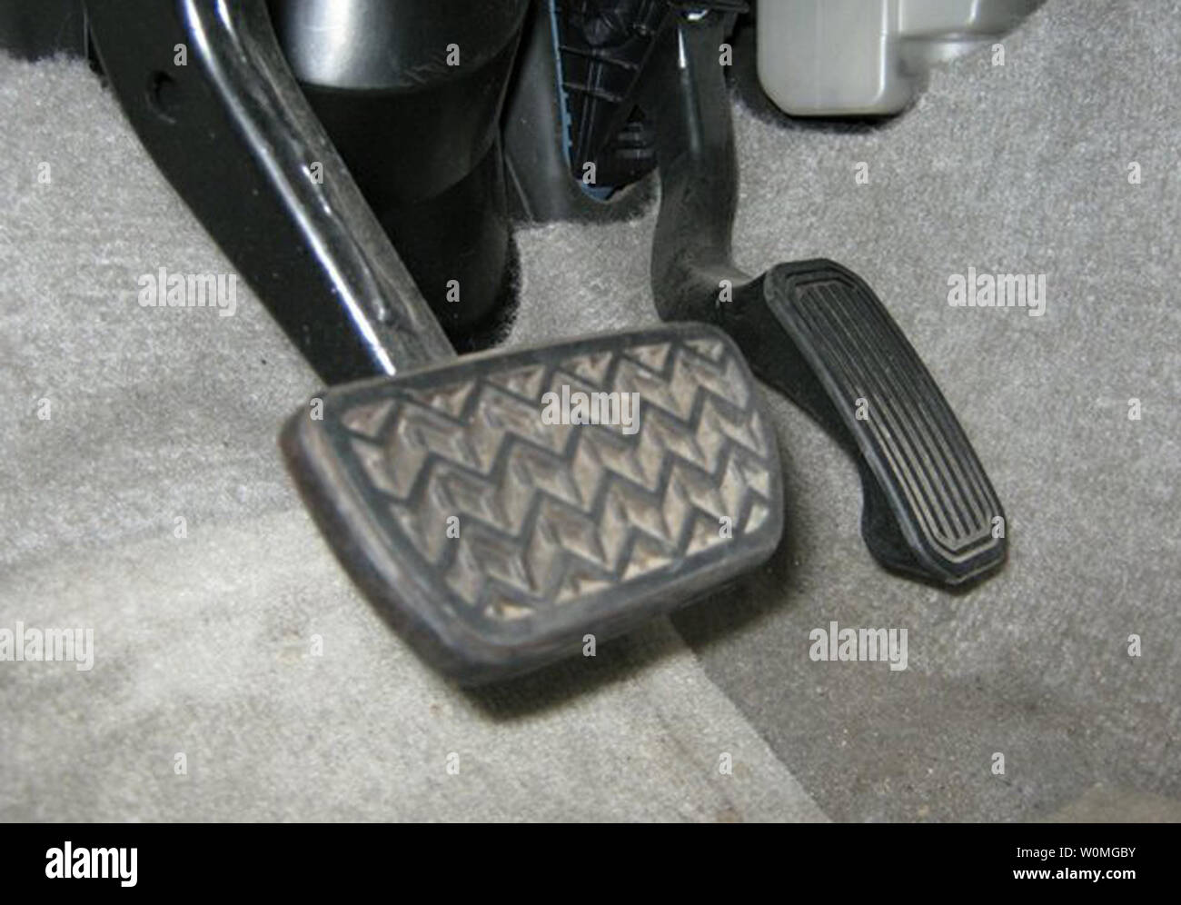 Diese Beweise Fotos von der California Highway Patrol (CHP) am 8. März 2010, zeigen die Prius vom James Sikes auf der Interstate 8. Sikes behauptete, dass das Gaspedal klemmt und er konnte nicht das Fahrzeug anhalten. Kwk hilft, die runaway Auto Stop durch Ziehen vor und führt sie aus. Polizei dokumentiert Anzeichen von starkem Bremsen und eine intakte Bodenmatte. UPI/California Highway Patrol Stockfoto