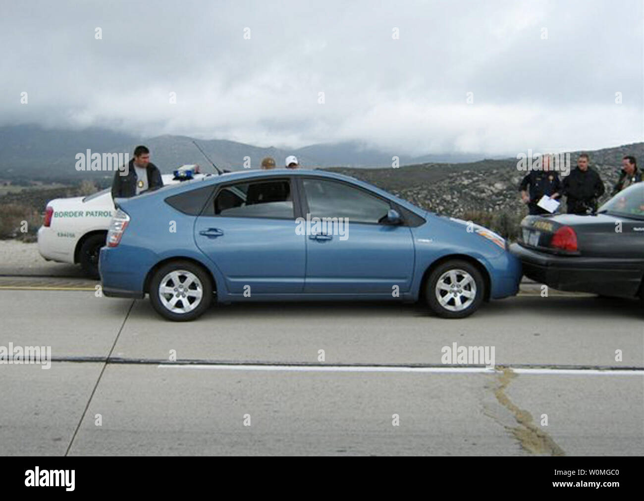 Diese Beweise Fotos von der California Highway Patrol (CHP) am 8. März 2010, zeigen die Prius vom James Sikes auf der Interstate 8. Sikes behauptete, dass das Gaspedal klemmt und er konnte nicht das Fahrzeug anhalten. Kwk hilft, die runaway Auto Stop durch Ziehen vor und führt sie aus. Polizei dokumentiert Anzeichen von starkem Bremsen und eine intakte Bodenmatte. UPI/California Highway Patrol Stockfoto