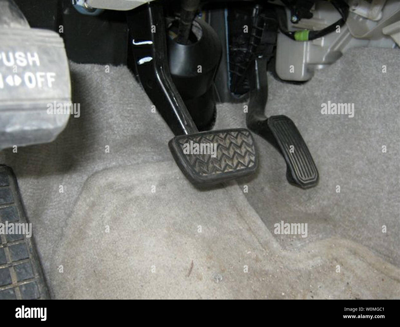 Diese Beweise Fotos von der California Highway Patrol (CHP) am 8. März 2010, zeigen die Prius vom James Sikes auf der Interstate 8. Sikes behauptete, dass das Gaspedal klemmt und er konnte nicht das Fahrzeug anhalten. Kwk hilft, die runaway Auto Stop durch Ziehen vor und führt sie aus. Polizei dokumentiert Anzeichen von starkem Bremsen und eine intakte Bodenmatte. UPI/California Highway Patrol Stockfoto