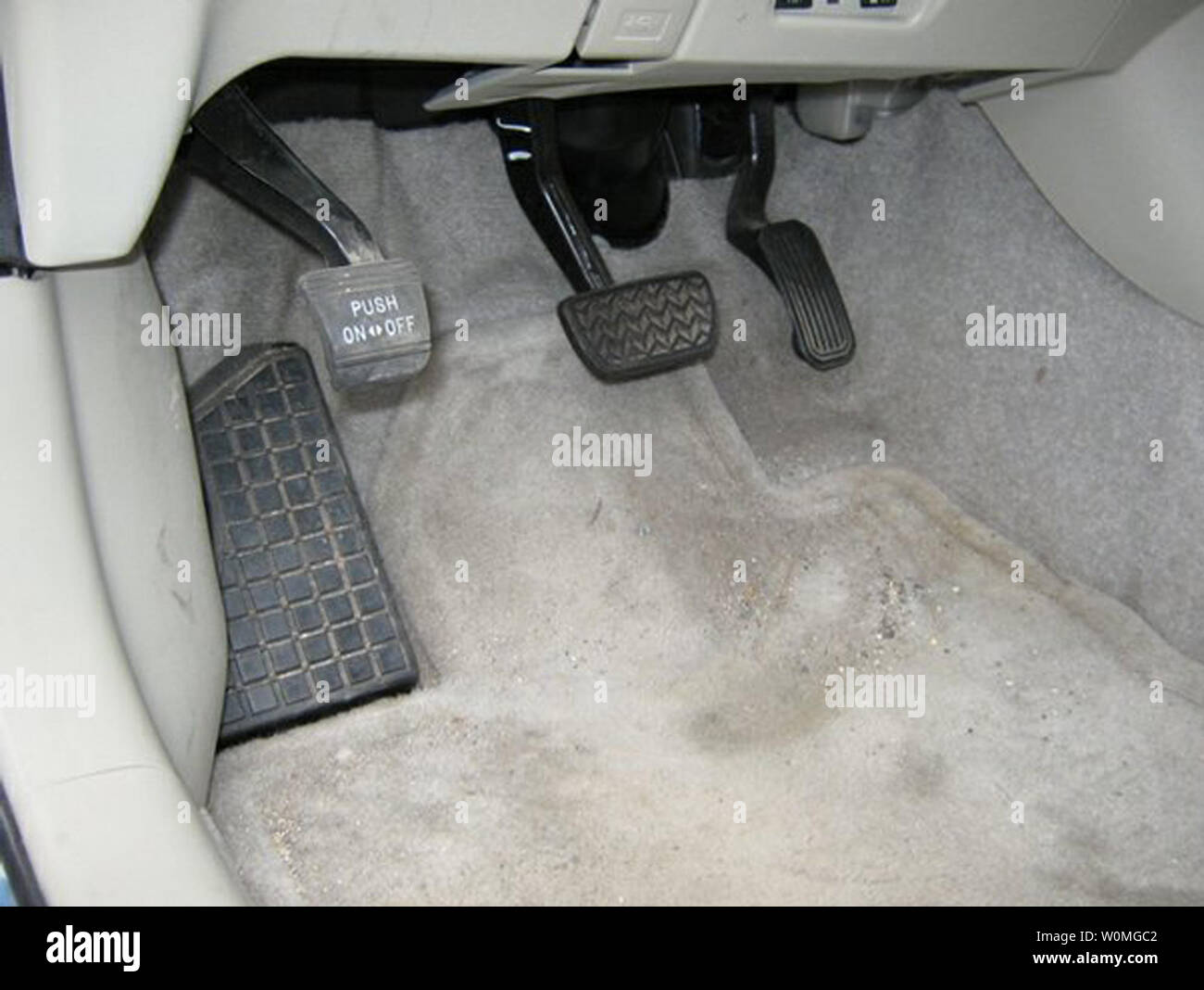 Diese Beweise Fotos von der California Highway Patrol (CHP) am 8. März 2010, zeigen die Prius vom James Sikes auf der Interstate 8. Sikes behauptete, dass das Gaspedal klemmt und er konnte nicht das Fahrzeug anhalten. Kwk hilft, die runaway Auto Stop durch Ziehen vor und führt sie aus. Polizei dokumentiert Anzeichen von starkem Bremsen und eine intakte Bodenmatte. UPI/California Highway Patrol Stockfoto