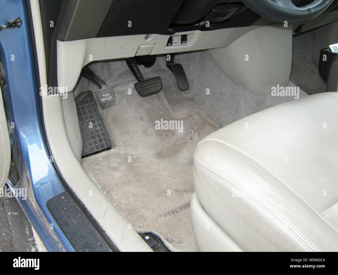 Diese Beweise Fotos von der California Highway Patrol (CHP) am 8. März 2010, zeigen die Prius vom James Sikes auf der Interstate 8. Sikes behauptete, dass das Gaspedal klemmt und er konnte nicht das Fahrzeug anhalten. Kwk hilft, die runaway Auto Stop durch Ziehen vor und führt sie aus. Polizei dokumentiert Anzeichen von starkem Bremsen und eine intakte Bodenmatte. UPI/California Highway Patrol Stockfoto