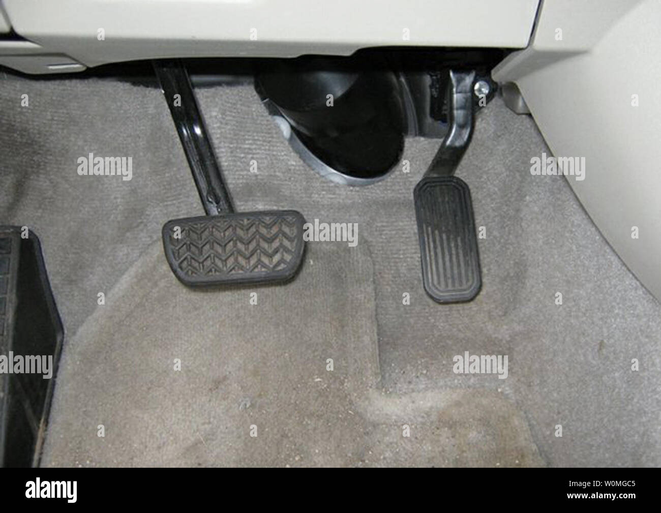 Diese Beweise Fotos von der California Highway Patrol (CHP) am 8. März 2010, zeigen die Prius vom James Sikes auf der Interstate 8. Sikes behauptete, dass das Gaspedal klemmt und er konnte nicht das Fahrzeug anhalten. Kwk hilft, die runaway Auto Stop durch Ziehen vor und führt sie aus. Polizei dokumentiert Anzeichen von starkem Bremsen und eine intakte Bodenmatte. UPI/California Highway Patrol Stockfoto