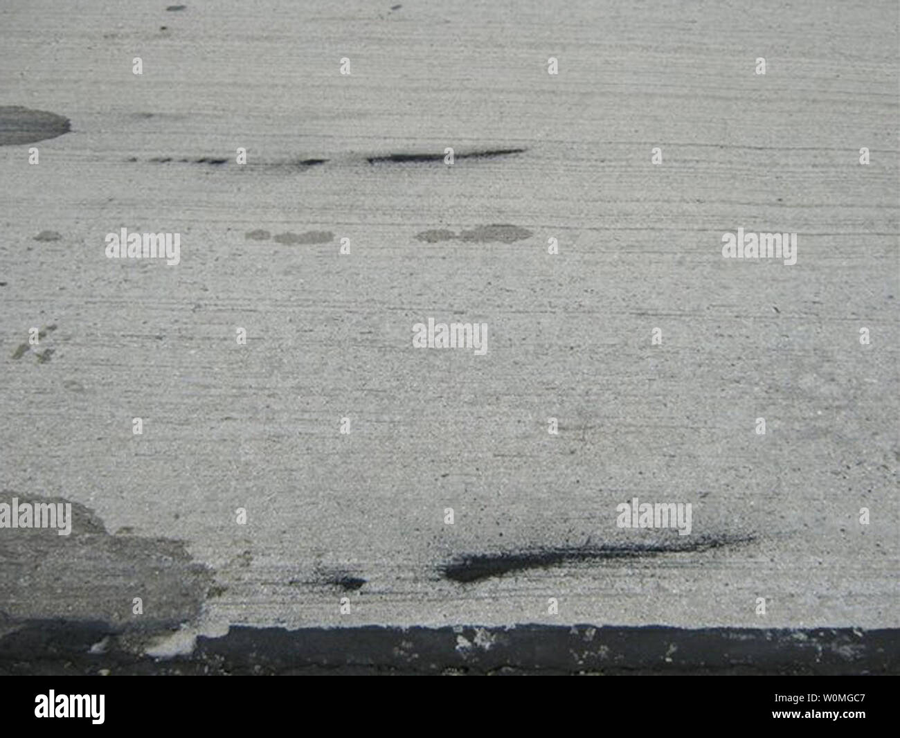 Diese Beweise Fotos von der California Highway Patrol (CHP) am 8. März 2010, zeigen die Prius vom James Sikes auf der Interstate 8. Sikes behauptete, dass das Gaspedal klemmt und er konnte nicht das Fahrzeug anhalten. Kwk hilft, die runaway Auto Stop durch Ziehen vor und führt sie aus. Polizei dokumentiert Anzeichen von starkem Bremsen und eine intakte Bodenmatte. UPI/California Highway Patrol Stockfoto