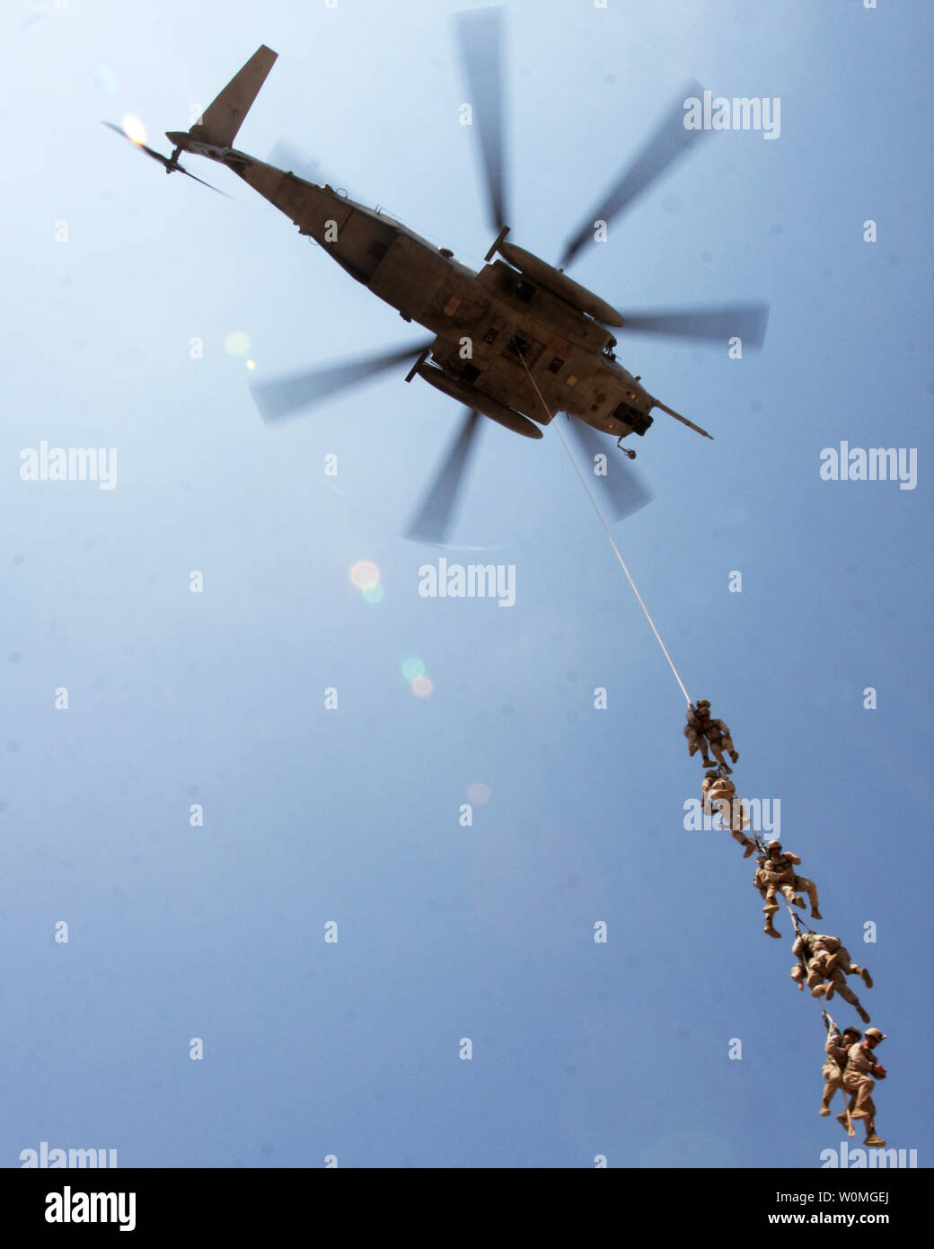 Marines vom 24 Marine Expeditionary Unit sind von einem CH-53 Super Hengst Hubschrauber von Marine Medium Tilt rotor Squadron 162 während einer Übung in Dschibuti am 24. März 2010 ausgesetzt. UPI/Alex C. Sauceda/U.S. Armee Stockfoto