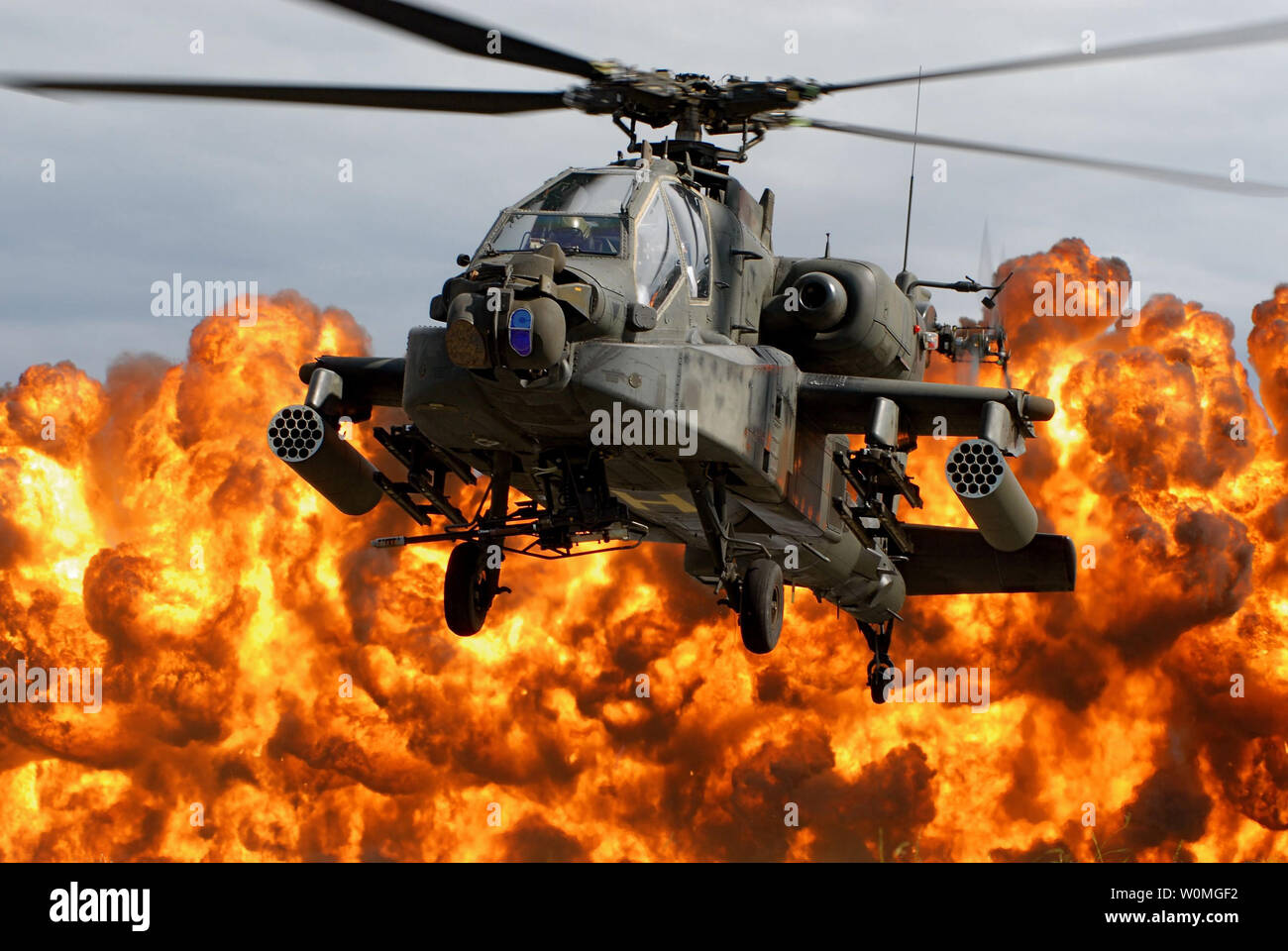 Ein Südcarolina Army National Guard AH-64D Apache longbow landet während der Kombinierten Waffen Demonstration während der South Carolina National Guard Luft & Boden Expo 2009 an McEntire Joint National Guard Base in Eastover, South Carolina am 10. Oktober 2009. UPI/Roberto Di Giovine/U.S. Armee Stockfoto