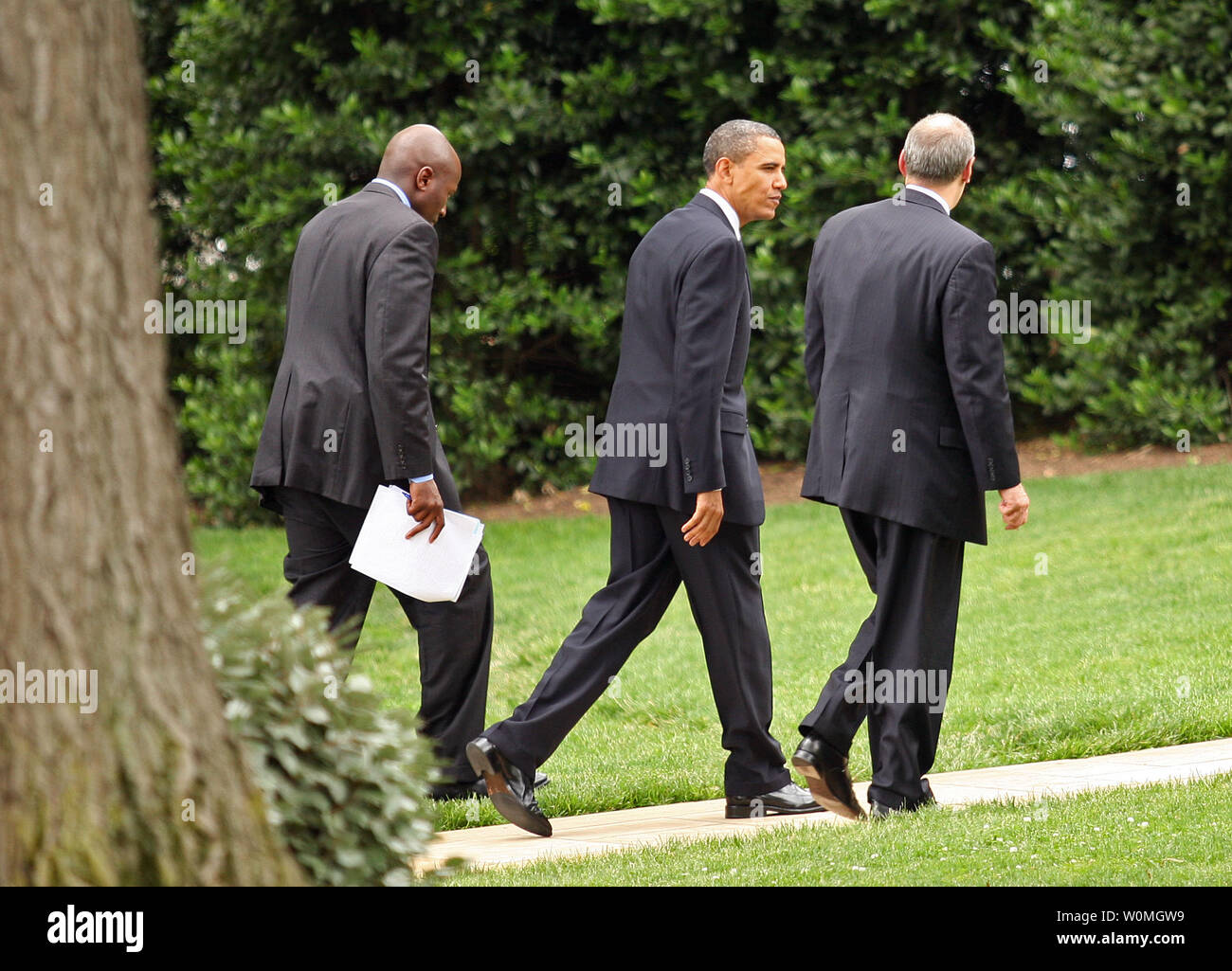 Us Prasident Barack Obama C Kehrt In Das Oval Office Nach Einem Besuch In Capitol Hill Mit Dem Senat Republikanischen Caucus Wo Er Seine Legislativen Tagesordnung Zu Erfullen In Washington Am 25 Mai