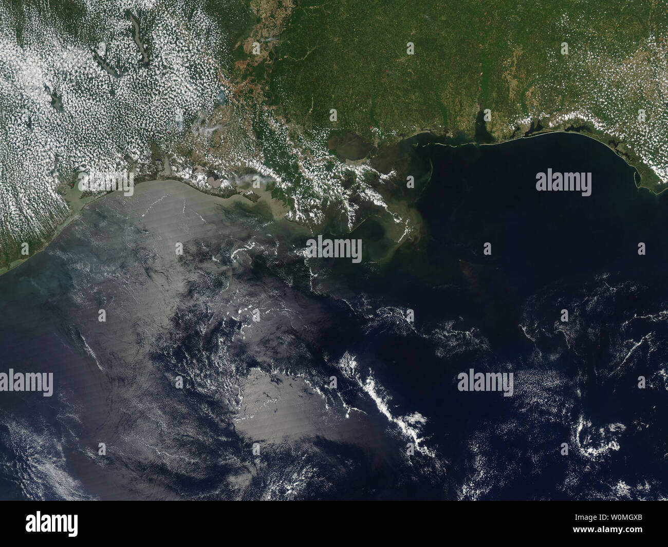 Eine NASA-Satellitenbild am 21. April 2010 berücksichtigt, zeigt den Golf von Mexiko einen Tag nach der Explosion der Bohrinsel "Deepwater Horizon". Die Plattform wird als weißer Punkt, und ein Fan von braunen Rauch erstreckt sich im Südosten. UPI/NASA/MODIS Rapid Response Stockfoto