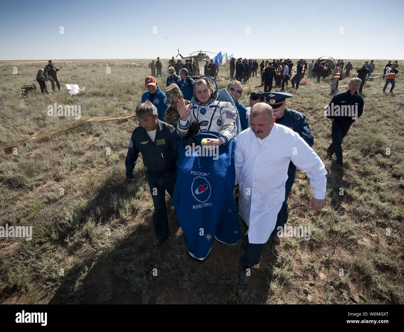 Expedition 23 Bordingenieur T.J. Rahmtopf ist in einem Stuhl, die auf der medizinischen Hütte nur wenige Minuten, nachdem er und die anderen Besatzungsmitglieder Soichi Noguchi und Commander Oleg Kotov in ihrer Sojus-TMA-17-Kapsel in der Nähe der Stadt Zhezkazgan, Kasachstan am 2. Juni 2010 gelandet. NASA-Astronaut Rahmtopf, Russischer Kosmonaut Kotov und japanische Astronaut Noguchi kehren aus sechs Monate an Bord der Internationalen Raumstation, wo sie als Mitglieder der Expedition 22 und 23 Mannschaften serviert. UPI//Bill Ingalls/NASA Stockfoto