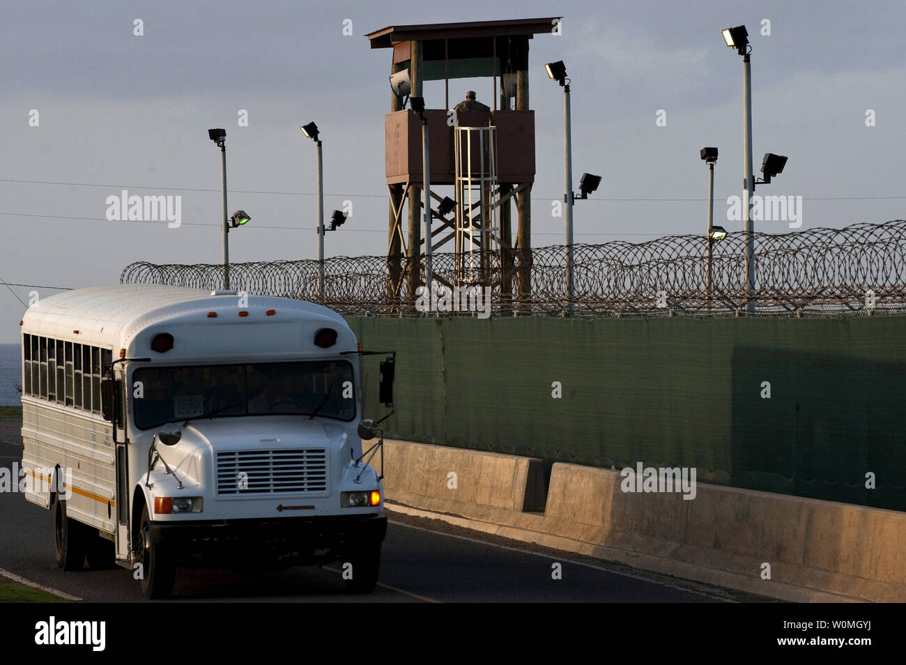 Ein Soldat mit 115 Militärische die Rhode-island Army National Guard Polizei Unternehmen steht in einem Wachturm in Camp Delta in Guantanamo Bay am 9. Juni 2010. UPI/Michael R. Holzworth/U.S. Air Force Stockfoto