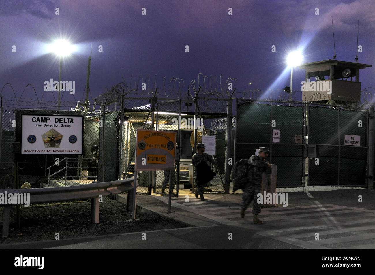 Soldaten mit 115 Militärische die Rhode-island Army National Guard Polizei Unternehmen verlassen einer Sally Port nach Abschluss einer 12-Stunden-Schicht in Camp Delta in Guantanamo Bay am 9. Juni 2010. UPI/Michael R. Holzworth/U.S. Air Force Stockfoto