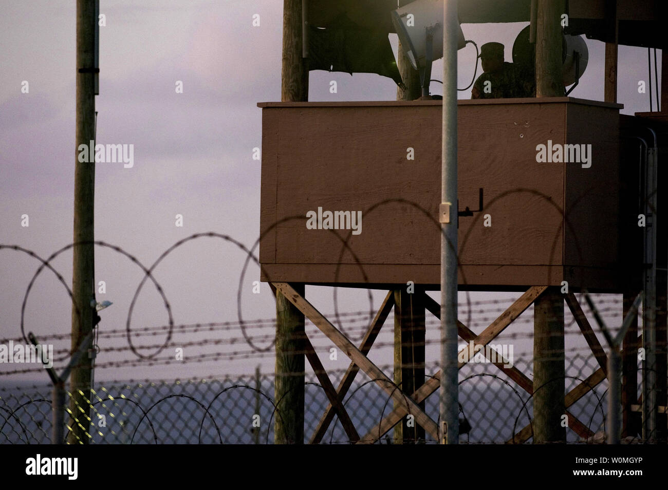 Ein Soldat mit 115 Militärische die Rhode-island Army National Guard Polizei Unternehmen steht in einem Wachturm in Camp Delta in Guantanamo Bay am 9. Juni 2010. UPI/Michael R. Holzworth/U.S. Air Force Stockfoto