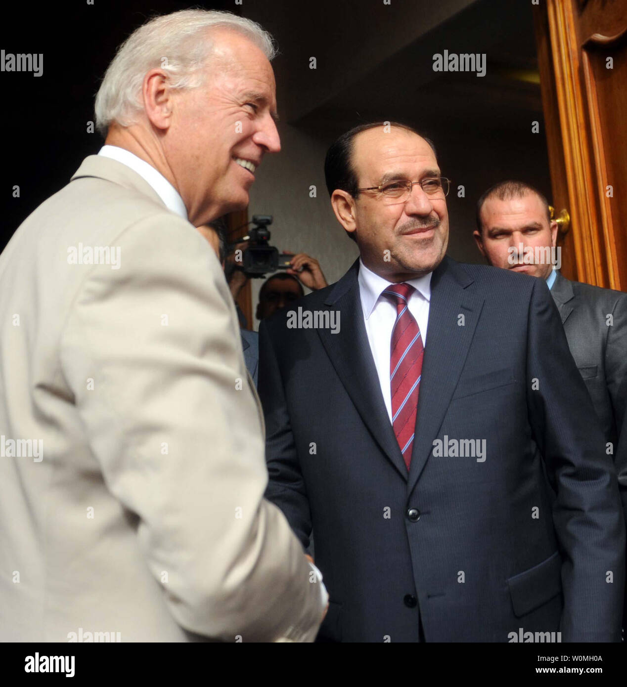 Us-Vizepräsident Joe Biden (L) schüttelt Hände mit Iraks Ministerpräsident Nuri al-Maliki in Bagdad am 4. Juli 2010. UPI Stockfoto