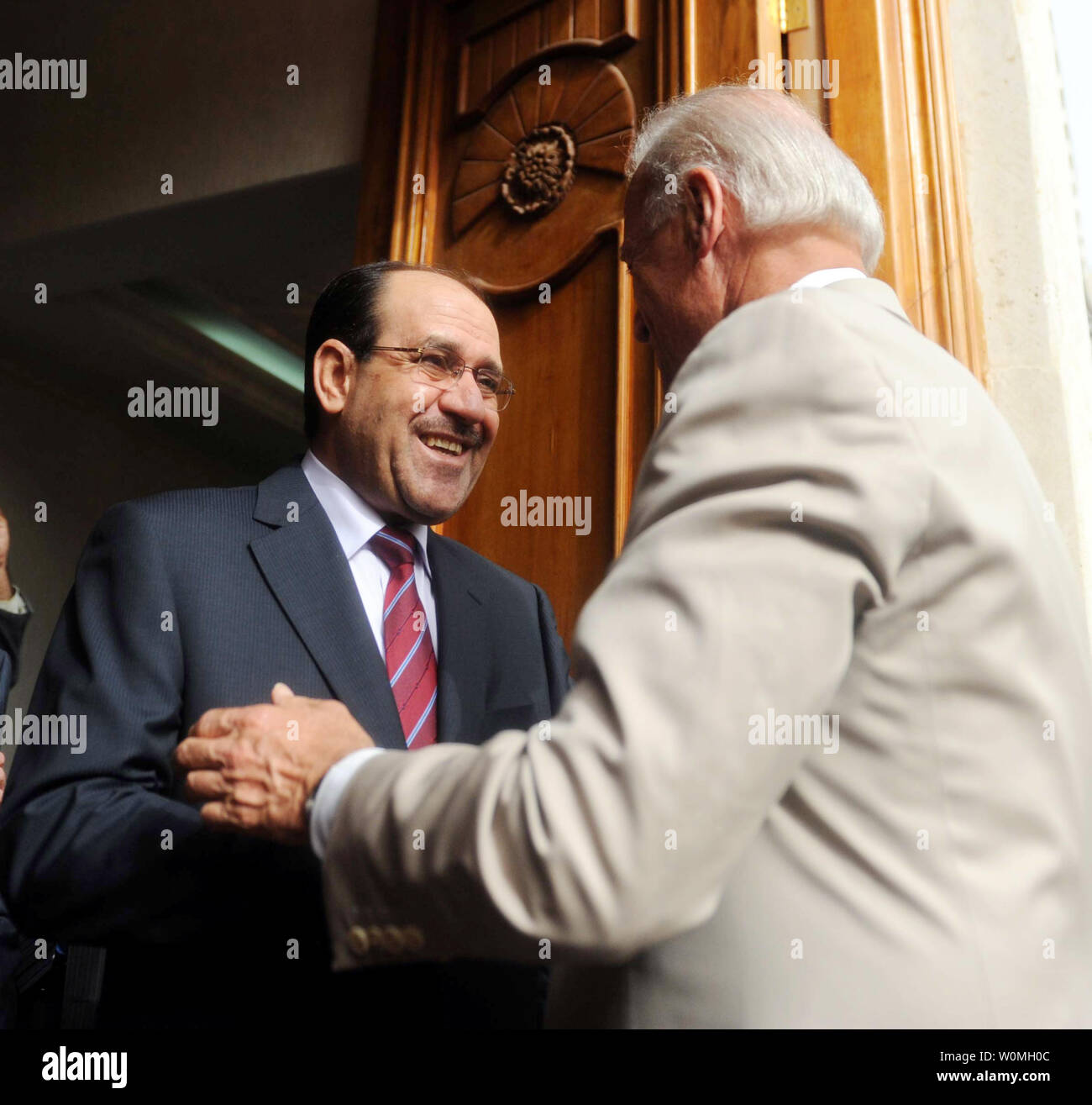 Us-Vizepräsident Joe Biden (R) schüttelt Hände mit Iraks Ministerpräsident Nuri al-Maliki in Bagdad am 4. Juli 2010. UPI Stockfoto