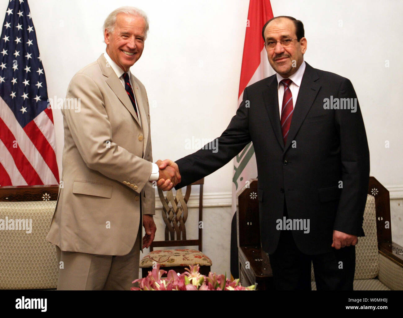 Us-Vizepräsident Joe Biden (L) schüttelt Hände mit Iraks Ministerpräsident Nuri al-Maliki in Bagdad am 4. Juli 2010. UPI Stockfoto