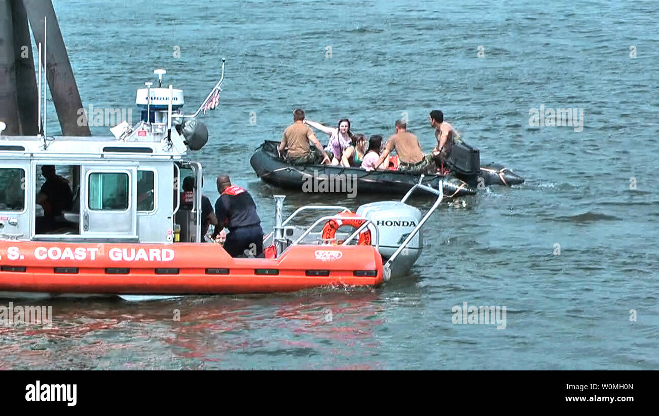 Segler aus speziellen Boot Team 20 geholfen hat neun Menschen aus einem umgestürzten Touristenboot auf dem Delaware River in Philadelphia Rettung am 7. Juli 2010. Das Boot wurde durch eine Barke anschlug und kenterte, werfen 35 Passagiere und zwei Besatzungsmitglieder im Wasser. UPI/Tim Miller/USA Marine Stockfoto