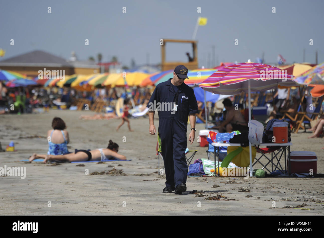 Petty Officer 1st Class Matt Fisher, ein Marine science Techniker an der Coast Guard Sektor Houston - Galveston, bewertet die Küstenlinie auf der Stewart Strand Sonntag, 11. Juli 2010. Staatlichen, lokalen und föderalen Beamten haben Patrouillen entlang der Texas Küste als Reaktion auf Berichte über Tarballs waschen an Land gestiegen. UPI/Prentice Danner/U.S. Küstenwache Stockfoto